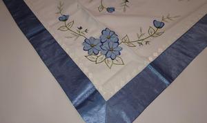 Obrus haftowany 85x85 biay akardowy niebieskie kwiaty niebieska listwa ozdobna niska cena - 2859927310