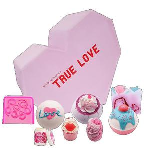 Bomb cosmetics true love gift box zestaw kosmetykw kula musujca 3szt + mydeko glicerynowe 2szt + malana babeczka 2szt + balsam do ust 1szt - 2878865345