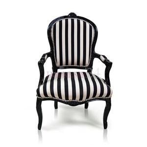 Barokowy, dekoracyjny fotel Luisa, obicie z tkaniny w czarno-jasnoszare pasy, drewniana konstrukcja.