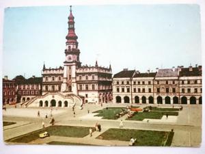 ZAMO. RYNEK WIELKI, W GBI RATUSZ Z 1591 r. WG. FOT. B. MALUROWICZA - 2869170180