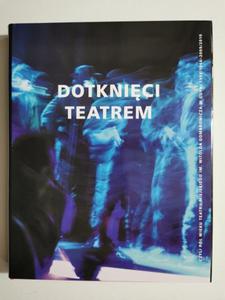 DOTKNICI TEATREM. CZYLI Pӣ WIEKU TEATRU MIEJSKIEGO IM. WITOLDA GOMBROWICZA W GDYNI - 2869209302