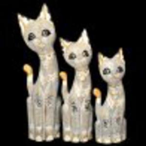Trzy figurki dekoracyjne kotów koty