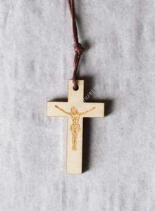Krzyyk drewniany na szyj - grawer postaci Jezusa - 2869414206