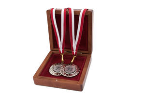 Srebrne medale na 25-tą srebrną rocznicę ślubu - komplet w kasecie z drewna - MGR004 - 2862749133
