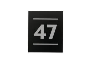 Numeracja drzwi - czarny mat ze srebrnym matowym grawerem - ND027 - wym. 100x120mm - 2860812214