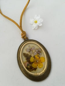 Medalion w polnych kwiatach - 2877140451
