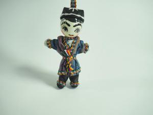 Mini lalka uzbecka chopczyk w stroju tradycyjnym - 2858696206