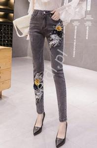 Czarne spodnie jeansowe bogato zdobione kwiatami 3D - 090 - 2860051937