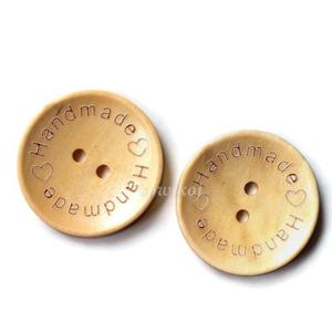 Ozdobny duy guzik grawerowany 3cm z napisem handmade 2 dziurki poysk serduszka - 2869471993