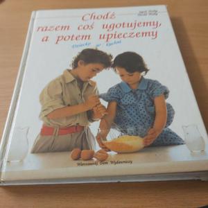 Chod razem co ugotujmy, a potem upieczony. Dziecko w kuchni. - 2860854048