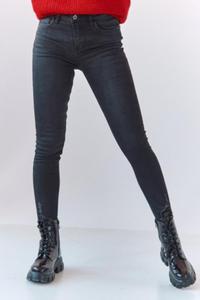 Czarne jeansowe spodnie z postrzępionym dołem 23980 - 2870115740