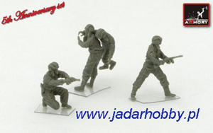 Armory AR F7220 Soviet WWII tank crew - evacuating (1/72) - 2824112755