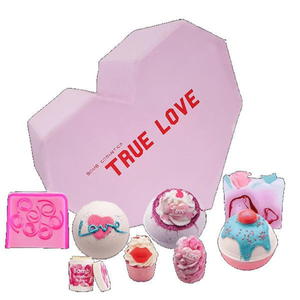 Bomb Cosmetics True Love Gift Box zestaw kosmetykw Kula Musujca 3szt + Mydeko Glicerynowe 2szt + Malana Babeczka 2szt + Balsam do ust 1szt (P1) - 2875477065